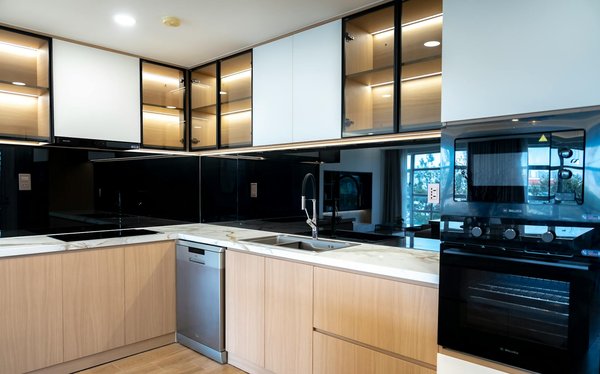 Choisir entre plafond plat et plafond texture